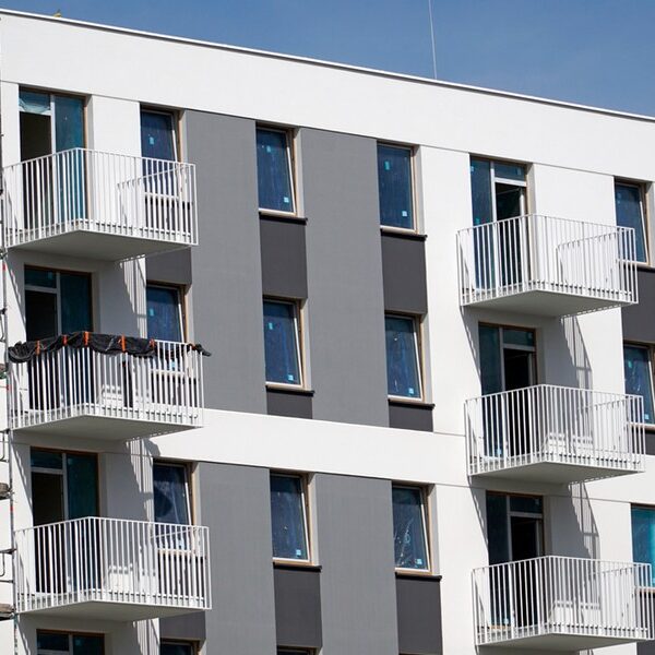 Rynek nieruchomości: Niespodziewany obrót. Dostępne lokale czekają na nabywców.