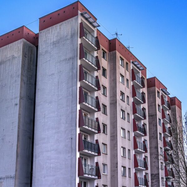 Polskie metropolie: obr&oacute;t nieruchomościami używanymi. Więcej propozycji, ceny bez zmian.