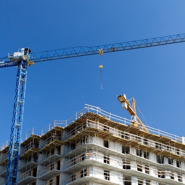 Warszawa notuje rekordowe ceny lokali. Analityk tłumaczy przyczyny podwyżek.