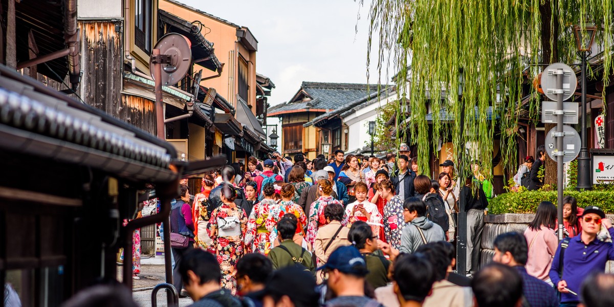 Turystyka masowa szkodliwa dla planety? Państwa szukają skutecznych rozwiązań 2 Władze Kioto ograniczyły dostęp do części uliczek w historycznej dzielnicy Gion