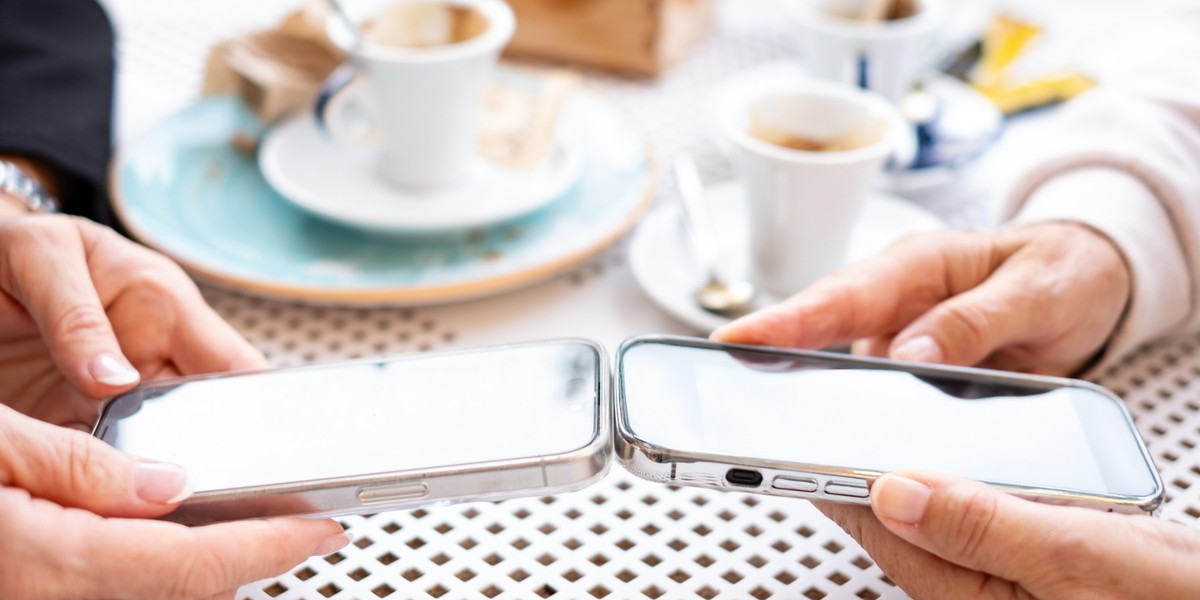 Udostępnianie plik&oacute;w bez granic. Google i Apple kończą erę niezręcznej ciszy