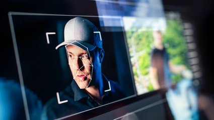 Wielka Brytania rzuca rękawice deepfake'om. Pomoże im gigant technologiczny