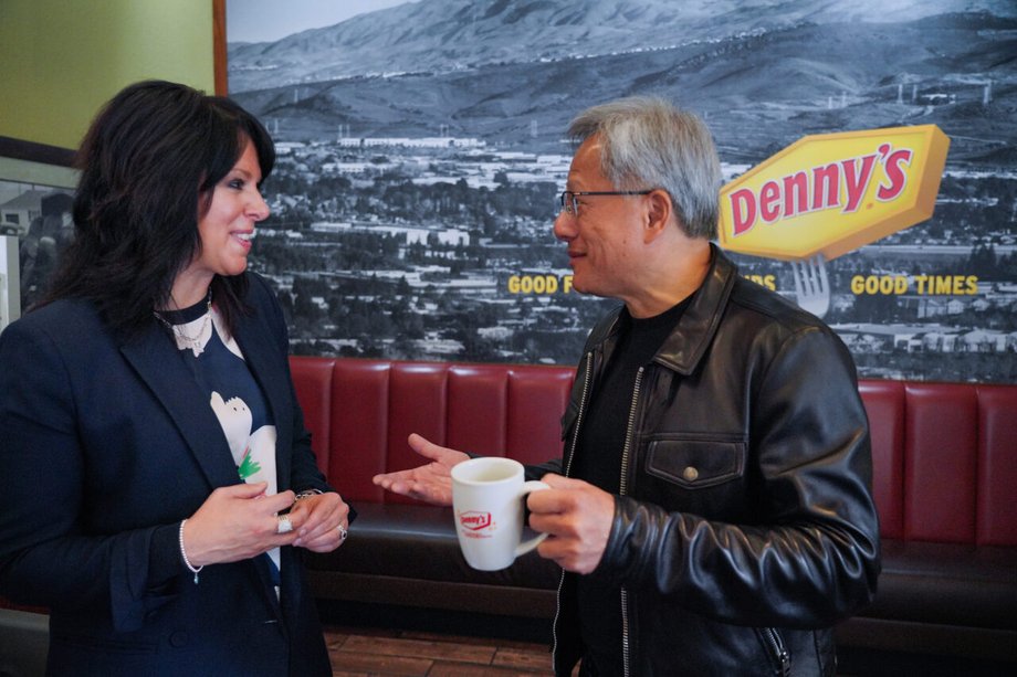 Jensen Huang podczas wizyty w restauracji Denny's w Portland, gdzie zaczynał swoją karierę zawodową od czyszczenia toalet i zmywaka.