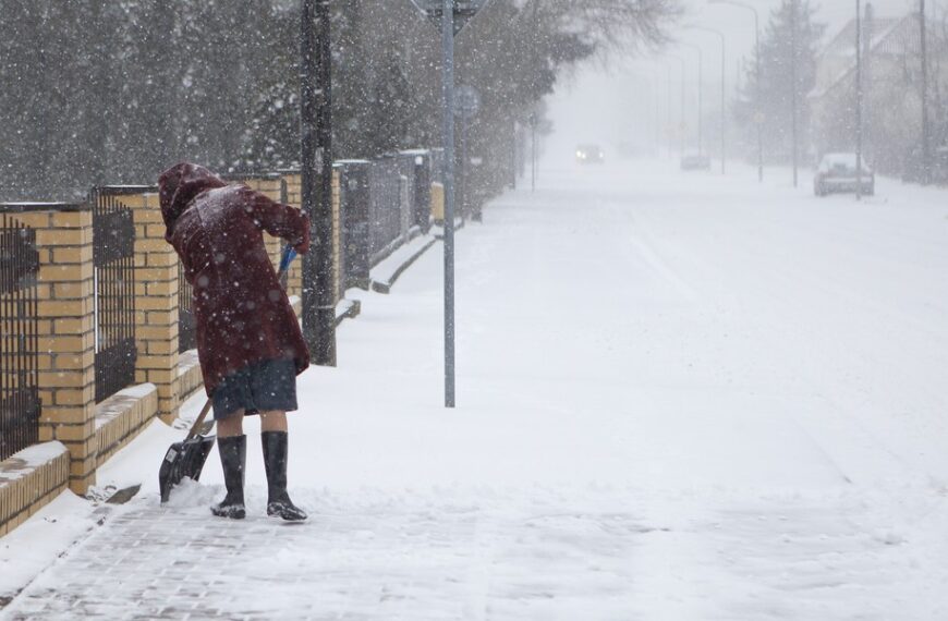 Główna 82 Małgorzata Manowska żąda zmian przepisów w sprawie odśnieżania chodników