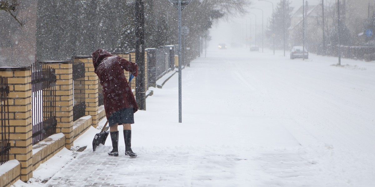 Właściciele nieruchomości mają obowiązek usuwania błota, śniegu, lodu oraz innych zanieczyszczeń z chodnik&oacute;w położonych wzdłuż ich działek.