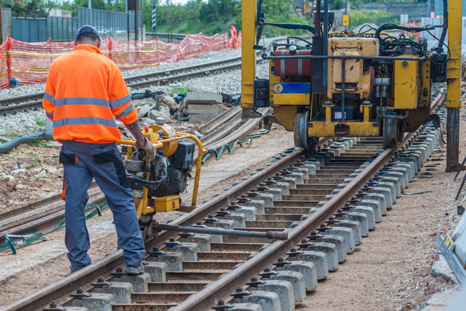 Układanie tor&oacute;w kolejowych 