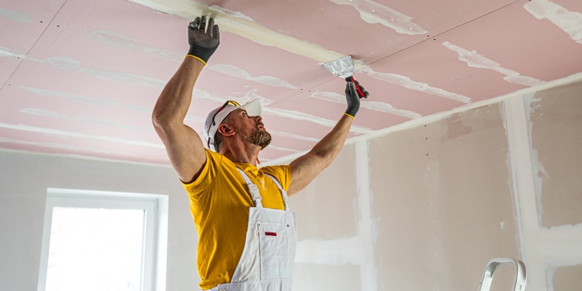 Przebudowa 45-metrowego M: Sprawdź, jak rozkładają się koszty w 2026 roku – kuchnia liderem wydatków 8 Ilustracyjne zdjęcie remontu mieszkania