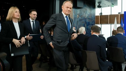 Donald Tusk cytował zachodnie media i polityk&oacute;w na konferencji. "Nie potrafią ukryć irytacji"