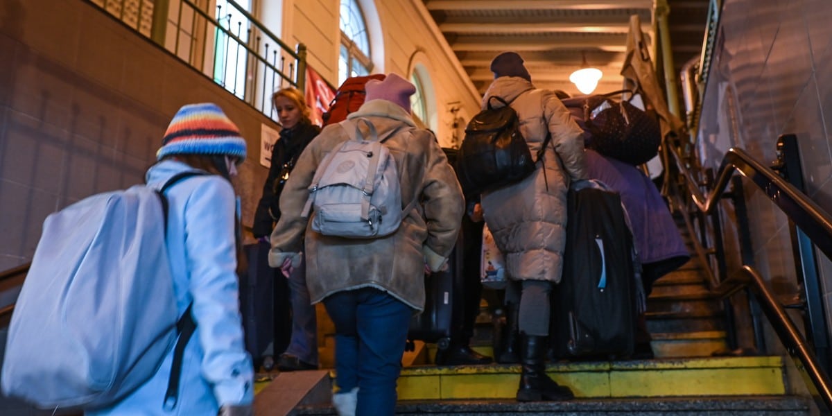 Ukraińcy stracą darmowe leczenie w Polsce? Wyjaśniamy wyjątki od nowej reguły 2 Ukraińcy tracą prawo do bezpłatnego leczenia w Polsce. Na zdj. uciekinierzy z Ukrainy na dworcu w Przemyślu (2022 r.)