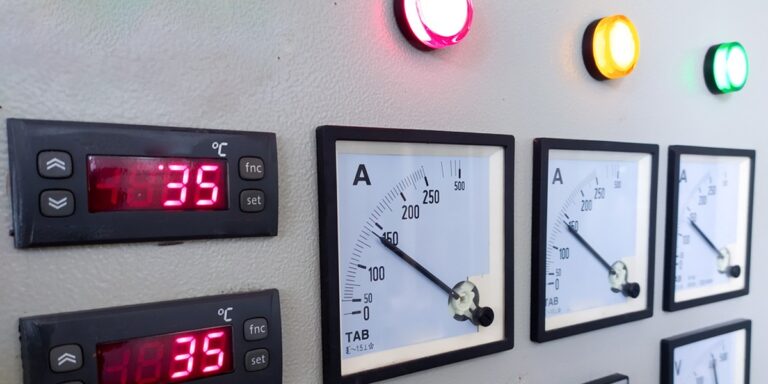 Firmy szukają schronienia przed podwyżkami cen energii – czy rządowa tarcza je ochroni?