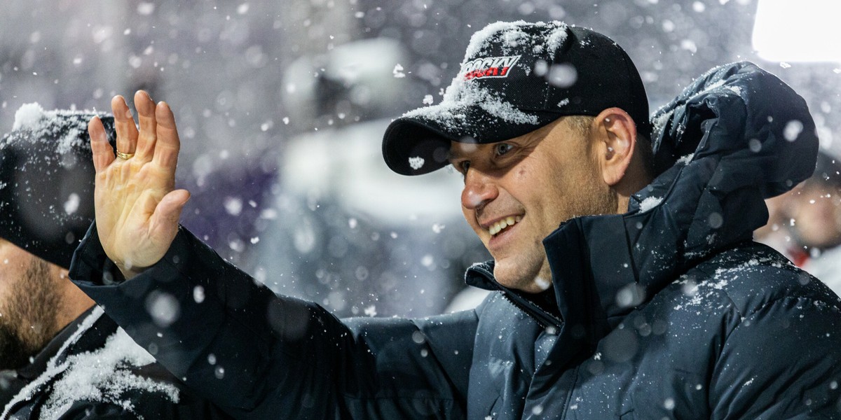 Prezydent Karol Nawrocki w czapce z logo marki Nowrocky