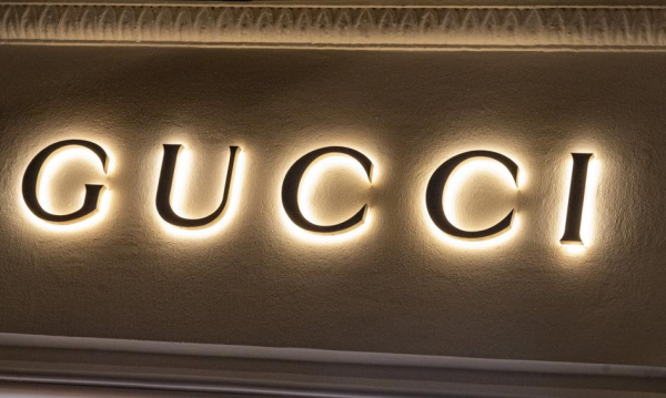 Gucci odcina pępowinę: dlaczego światowej sławy marka zamyka sklepy i sprzedaje cenne przedmioty?