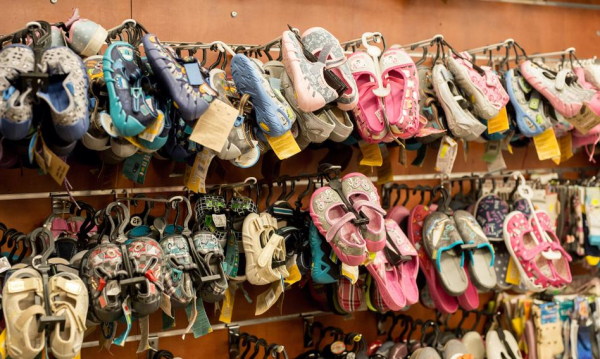 Największy producent but&oacute;w dziecięcych bankrutuje.