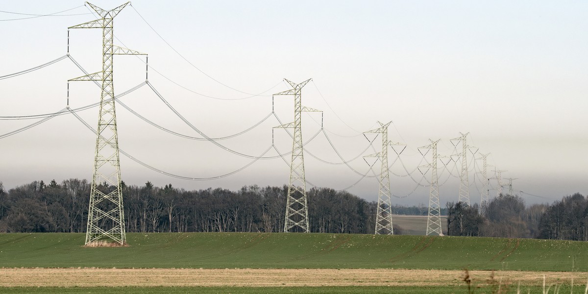  W polskich realiach jednym z kluczowych obszar&oacute;w ryzyka pozostaje energetyka. W warunkach napięć geopolitycznych i konflikt&oacute;w zbrojnych rośnie także znaczenie fizycznego bezpieczeństwa infrastruktury energetycznej, kt&oacute;rej zakł&oacute;cenia mogą wpływać na funkcjonowanie całych sektor&oacute;w gospodarki