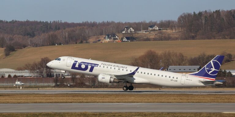 PLL LOT ewakuuje Polaków z Tajlandii – sprawdź, jak pobrać bilet PLL LOT ewakuuje Polaków z Tajlandii – sprawdź, jak pobrać bilet