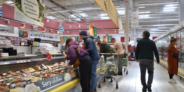 Auchan pozbywa się galerii handlowych w 8 polskich miastach