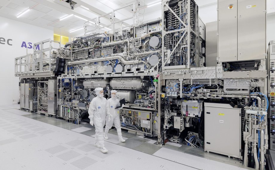 Finalnie ASML jest ogranicznikiem tego, ile można zbudować i uruchomić fabryk p&oacute;łprzewodnik&oacute;w.