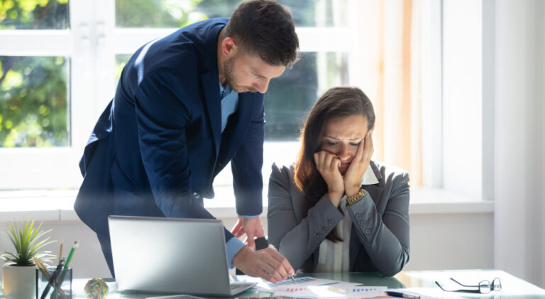 Jak rozpoznać mobbing w pracy: przewodnik dla pracowników i szefów