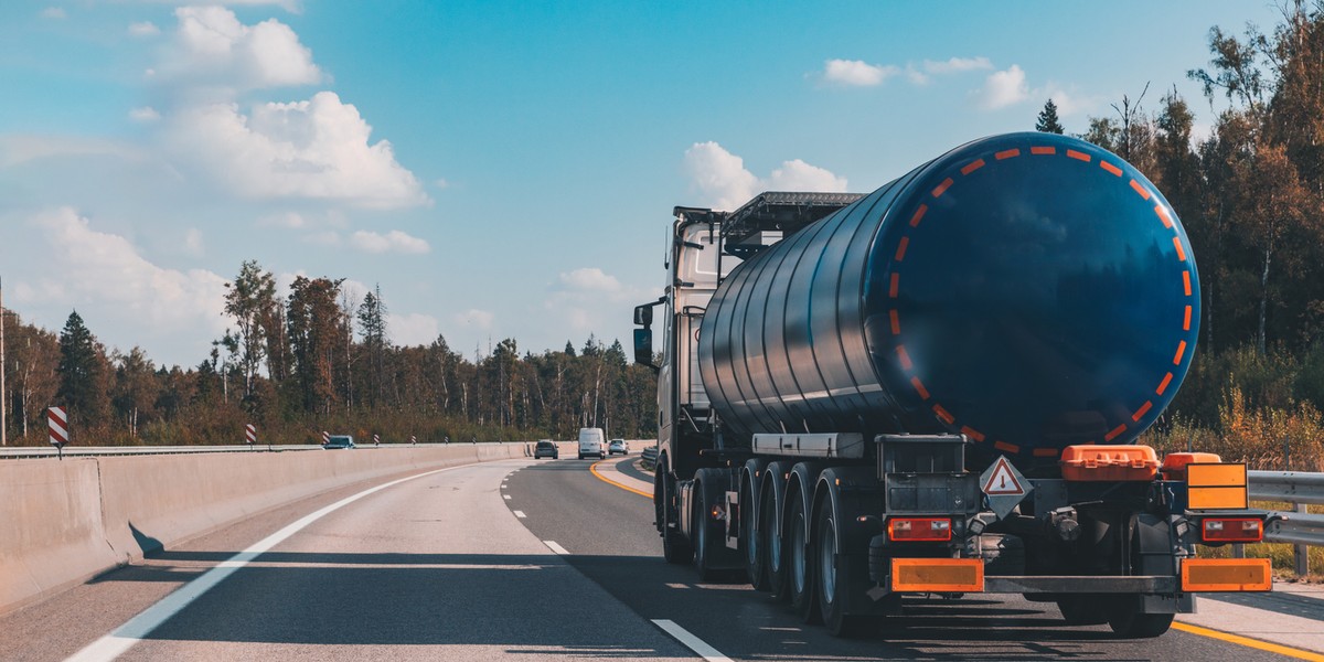 Zmiany umożliwią wydłużenie czasu pracy kierowc&oacute;w cystern, w związku z "dynamiczną sytuacją na rynku paliwowym, wywołaną konfliktem na Bliskim Wschodzie".