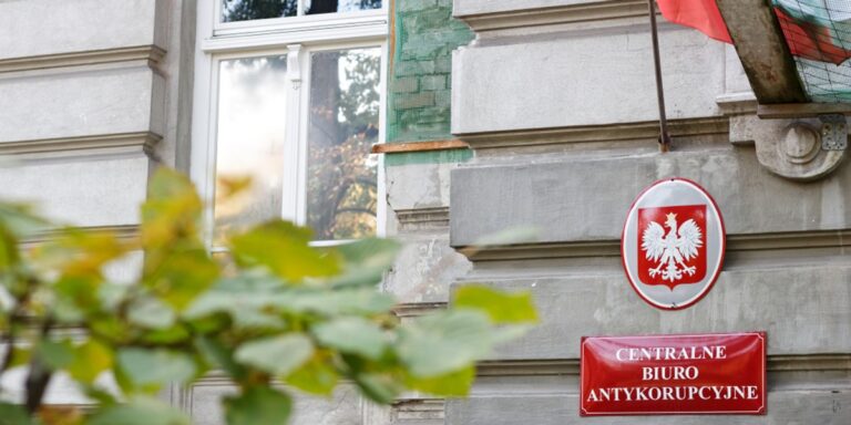 CBA rozbija grupę wyłudzającą VAT: pięć zatrzymanych, gigantyczne straty finansowe