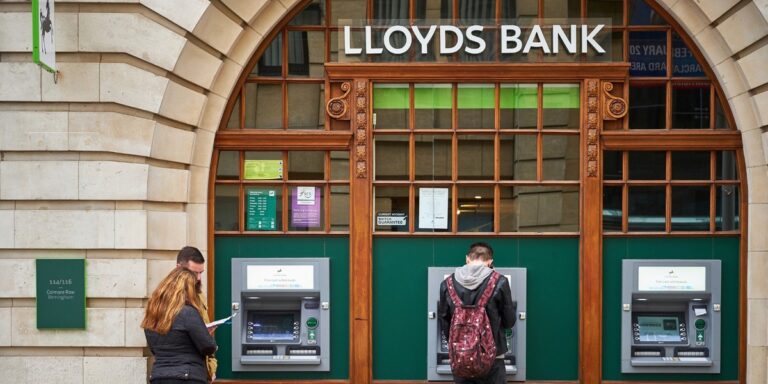 Bankowość w szoku: Aplikacja ujawniła dane klientów w Wielkiej Brytanii