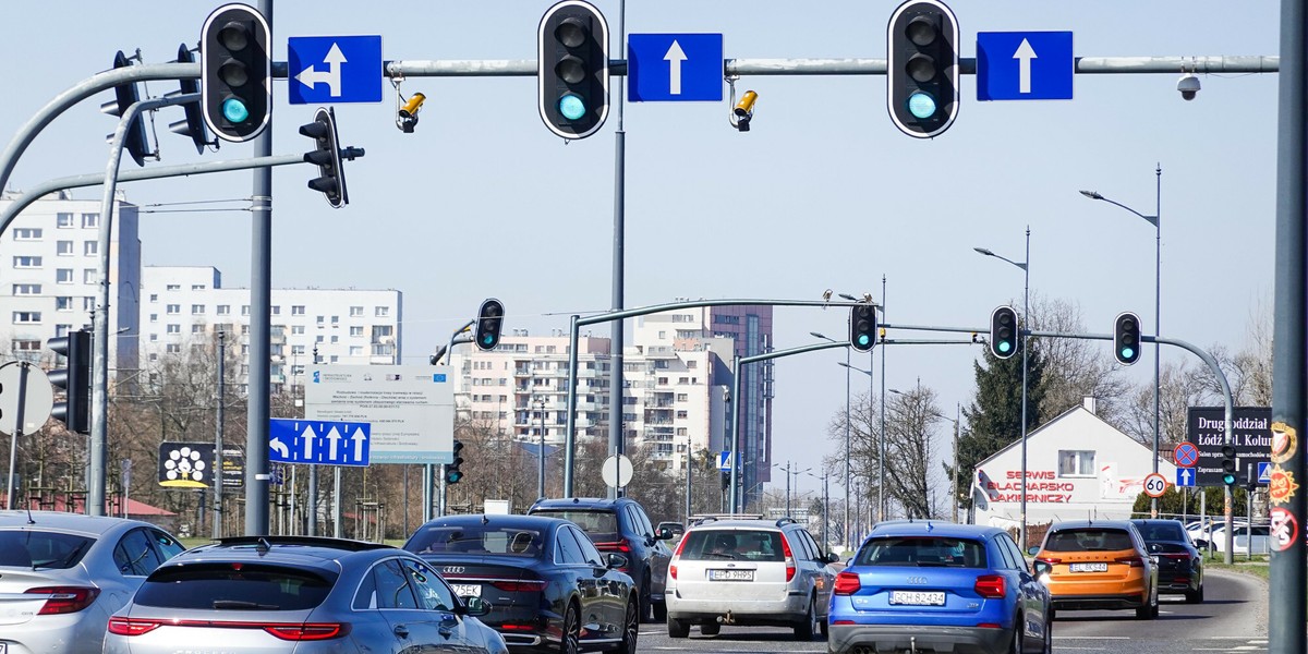 Ciąg aut na skrzyżowaniu (zdjęcie podglądowe)