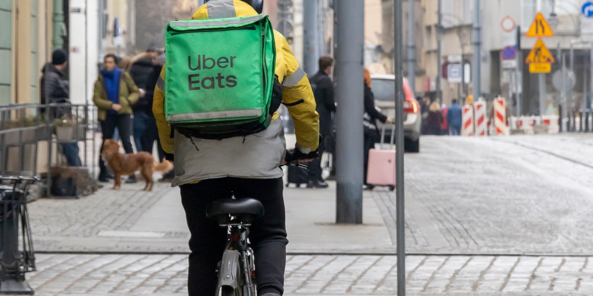 Dostawca jedzenia z plecakiem Uber Eats (zdj. poglądowe)