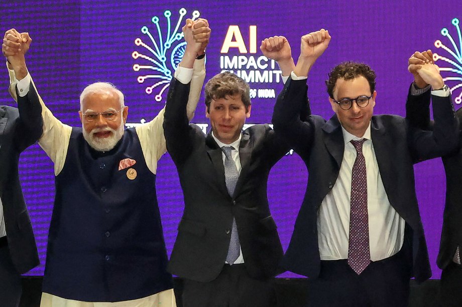 Zdjęcie Sama Altmana i Dario Amodei, kt&oacute;rzy nie chcieli złapać się za ręce w czasie India AI Summit, wiele m&oacute;wi o relacjach tych pan&oacute;w.