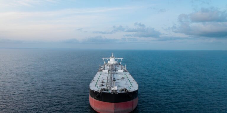 Cieśnina Ormuz niemal opustoszała: zaledwie dwa statki handlowe minęły ją w ciągu 24 godzin.