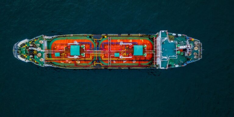 Rosyjskie tankowce: Nowe trasy do Indii po uwolnieniu od sankcji Rosyjskie tankowce: Nowe trasy do Indii po uwolnieniu od sankcji