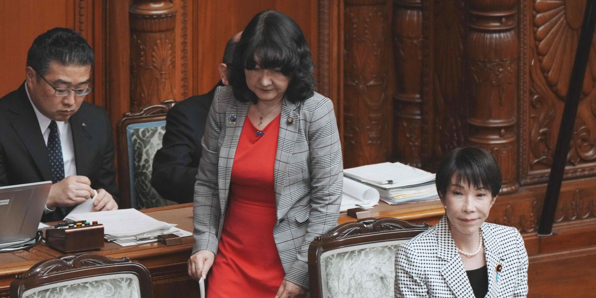 Premier Japonii Sanae Takaichi (z przodu po prawej) i minister finans&oacute;w Satsuki Katayama (z przodu po lewej) uczestniczą w plenarnym posiedzeniu Izby Radc&oacute;w w parlamencie w Tokio, 23.03.2026 r.