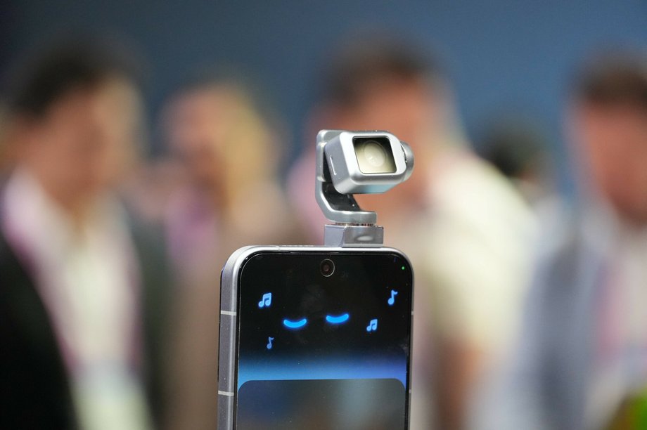 Telefon-robot na stoisku Honor podczas targ&oacute;w