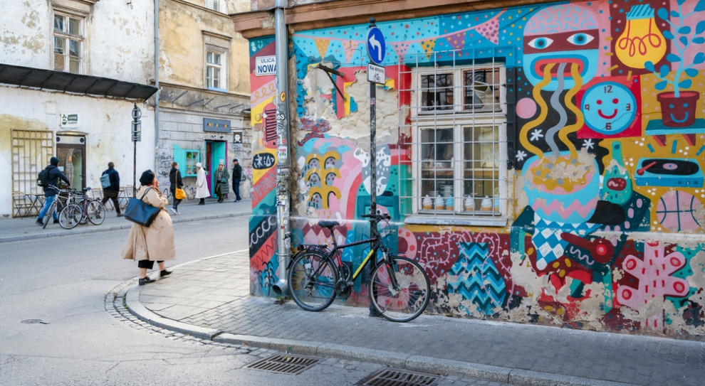 Gdzie szukać wysokich zarobk&oacute;w? Odkryj miasta pokonujące Warszawę w rankingu pensji 2