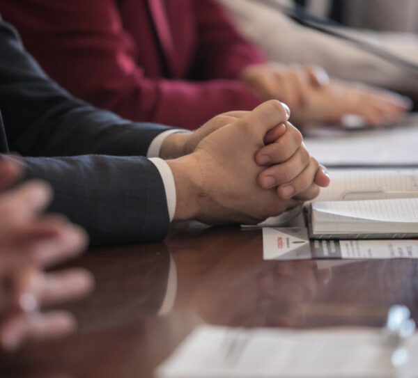 Główna 93 Finansowi liderzy stają na dwóch frontach: kosztowa presja…