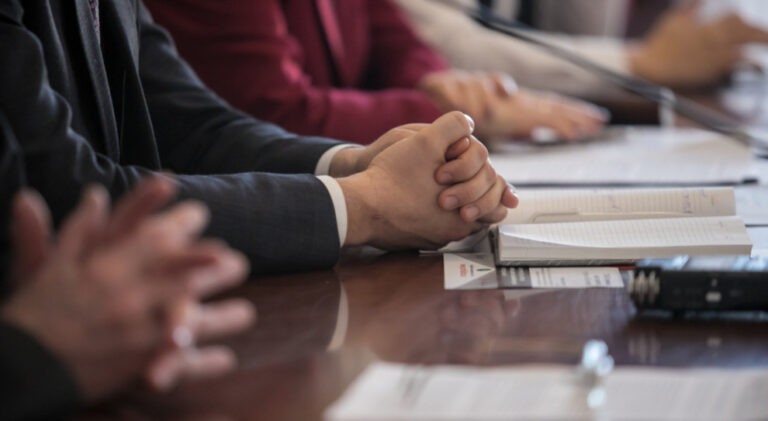 Finansowi liderzy stają na dwóch frontach: kosztowa presja i niedobór talentów.