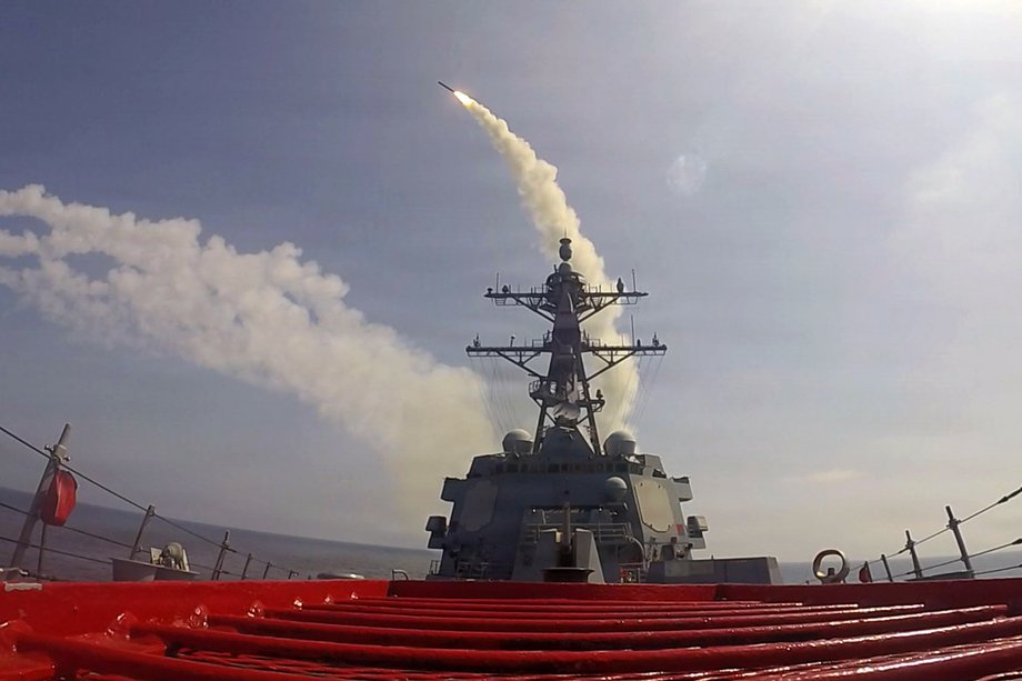 Na zdj. niszczyciel rakietowy USS Frank E. Petersen Jr. odpala pocisk Tomahawk podczas operacji wsparcia operacji Epic Fury, 28 lutego 2026 r.