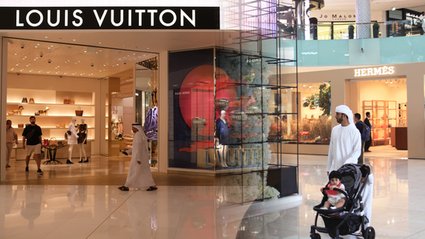 Wojna na Bliskim Wschodzie uderza w rynek d&oacute;br luksusowych. LVMH, Herm&egrave;s i Ferrari tracą miliardy