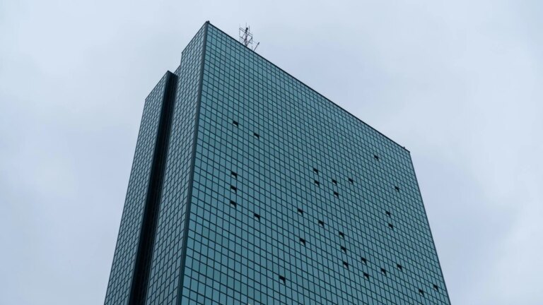 Warszawski wieżowiec zmierza ku zagładzie – buldożer czeka na sygnał