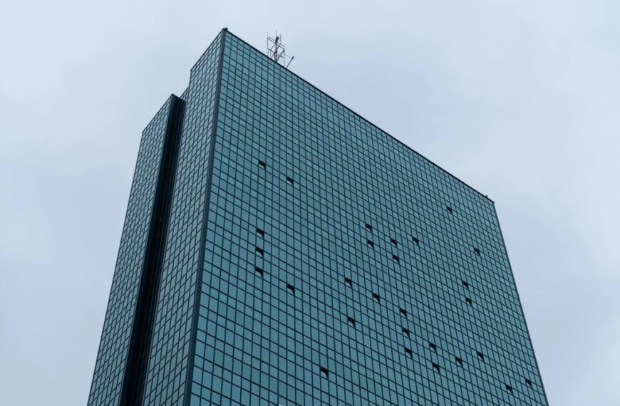 Warszawski wieżowiec zmierza ku zagładzie &ndash; buldożer czeka na sygnał