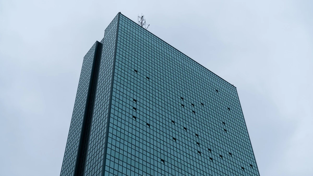 Warszawski wieżowiec zmierza ku zagładzie &ndash; buldożer czeka na sygnał 2