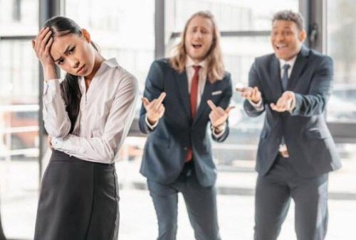 Czym jest mobbing w pracy? Poznaj oznaki i sposoby radzenia sobie z prześladowaniem w biurze