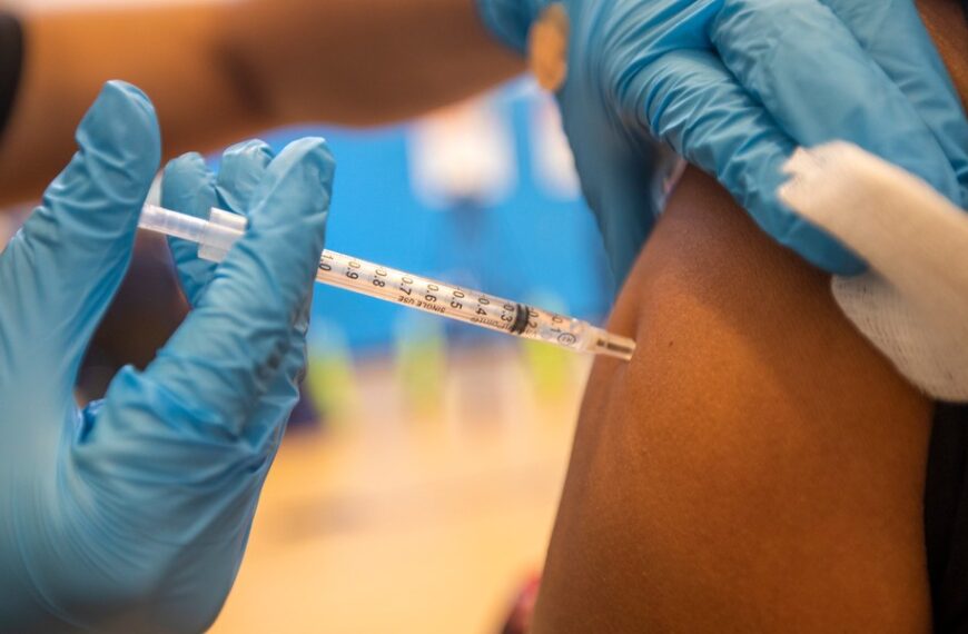 Dokumenty CIA ujawniają: psychodeliki w szczepionkach i piwie?