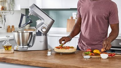 Ten robot znacznie ułatwi przygotowanie świąt. Ma dwie misy i wagę