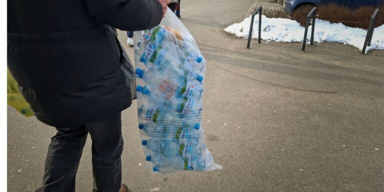 System kaucyjny otworzył mu drzwi: tak zarabia na podwójnym oznaczeniu butelek