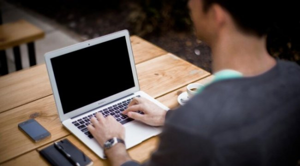 Kt&oacute;re zawody online zdobywają dziś rynek pracy?