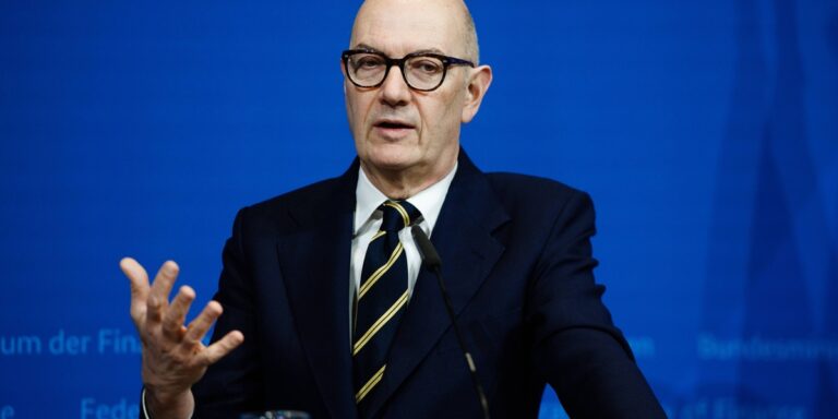 Kraje G7 wstrzymują decyzję o uwolnieniu rezerw ropy: Co dalej z cenami surowca?