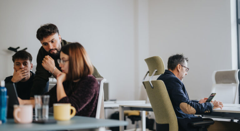 Wielokulturowy rynek pracy: jak DEI washing zaciera ślady historycznych traum?