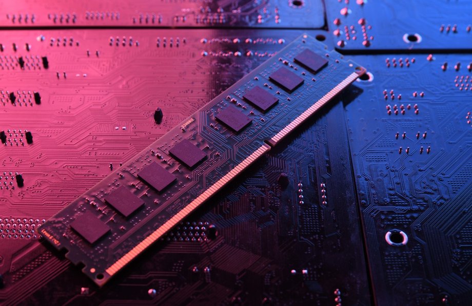 Konsumenci konkurują o kości RAM z serwerowniami AI.