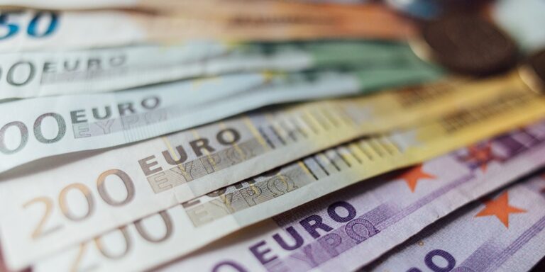 Euro w Polsce: Biznes zmienia zdanie – kluczowy sondaż ujawnia nowe trendy