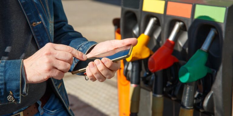 Odkryj aplikacje, które zoptymalizują tankowanie i ładowanie – zacznij oszczędzać już dziś!